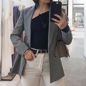 Hourglass houndstooth power shoulder blazer